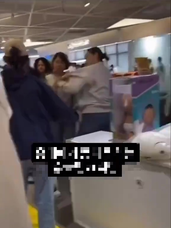 中国籍女子与外籍女子首尔商场爆发肢体冲突。 微博