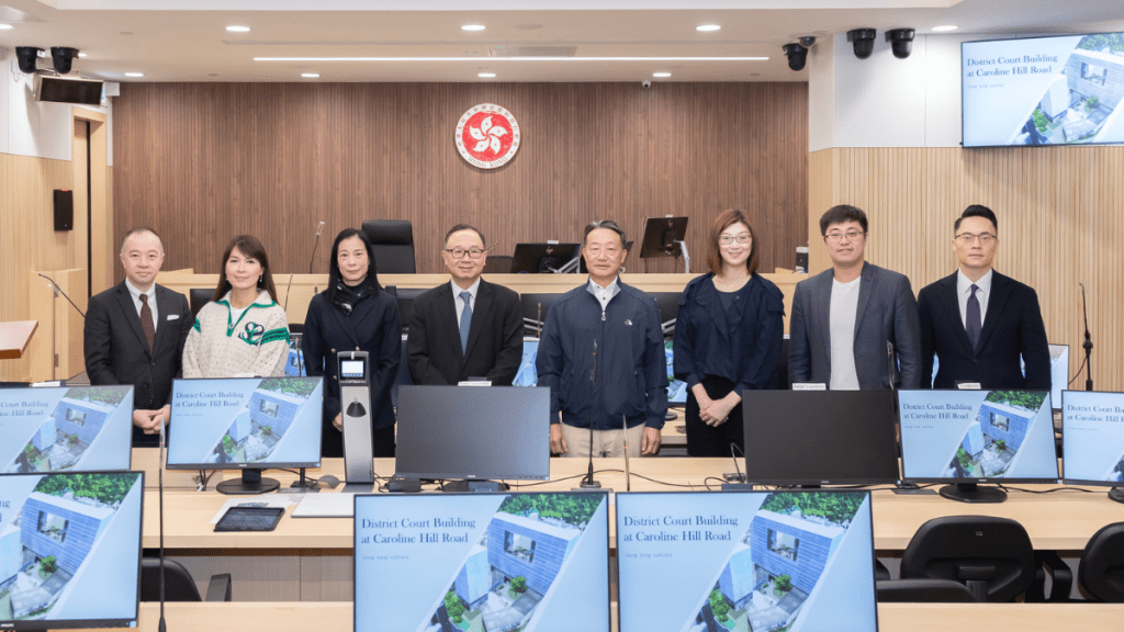 司法及法律事務委員會主席廖長江(左四)、副主席林新強(右四)和其他立法會議員於新大型法庭合照。
