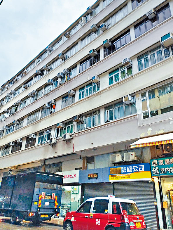 和泰樓鄰近港鐵粉嶺站,交通方便。