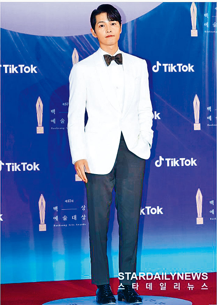 宋仲基近日勇態回勇，昨日以白西裝在眾男星中突圍而出。