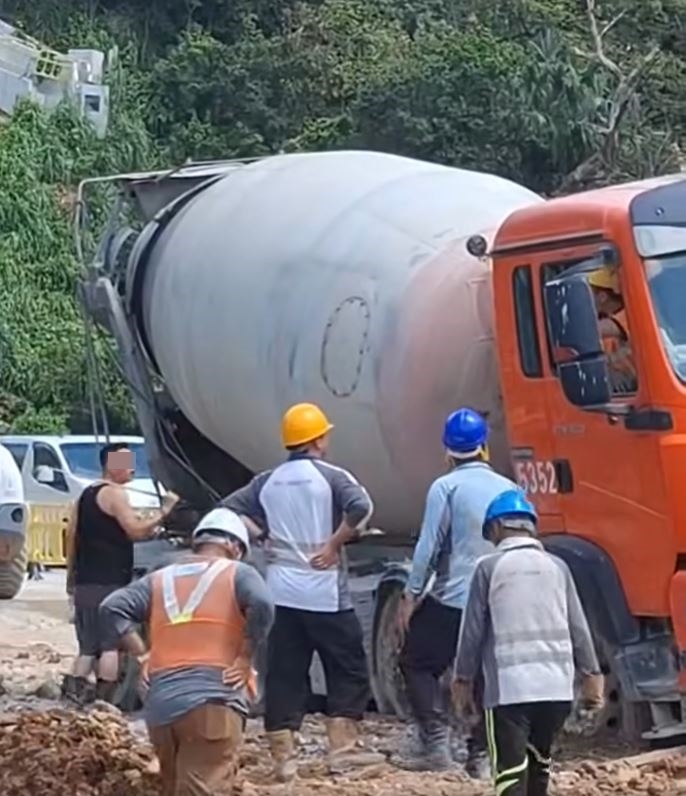 其後他折返田螺車旁。fb馬路的事討論區影片截圖