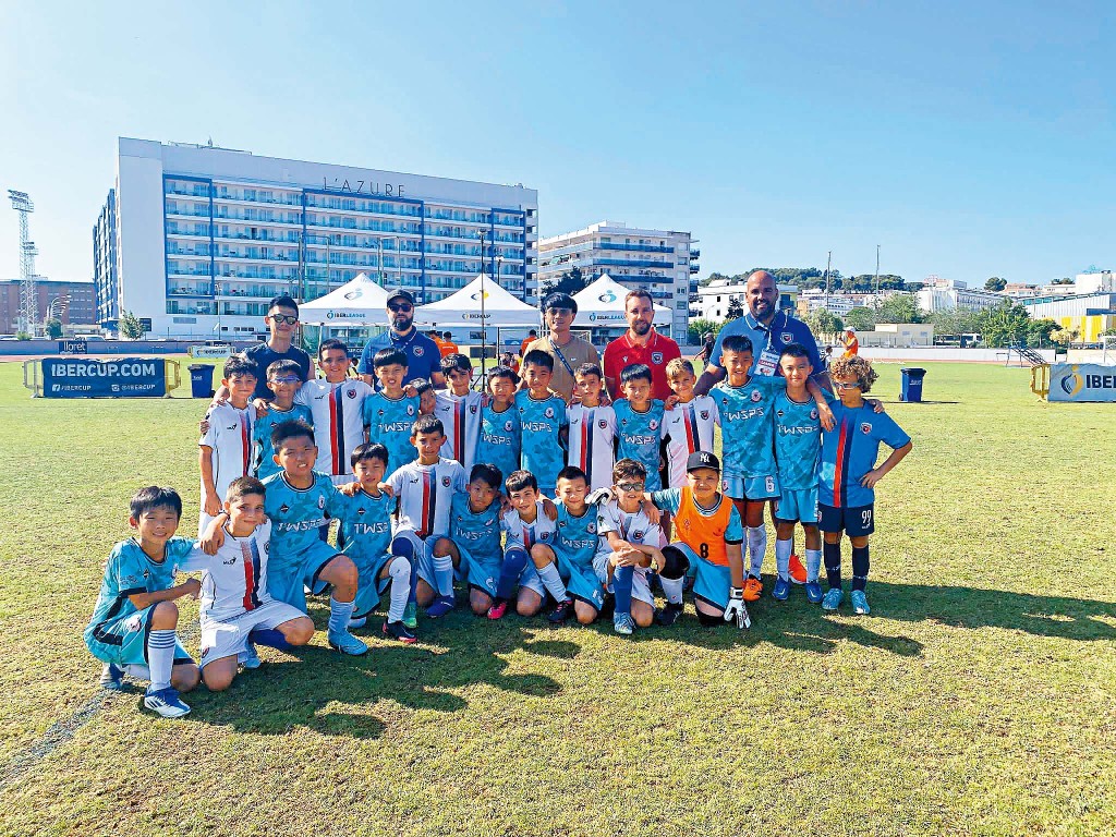 学生前往西班牙参与IBER Cup国际青少年足球赛,赛后与外国球员拍照留念。