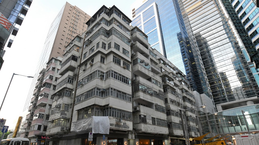 以利老舊市區重建 — 建議放寬申請強拍門檻，樓齡達50年或以上但少於70年的私人樓宇門檻由八成業權降至七成，樓齡達70年或以上則降至六成。資料圖片