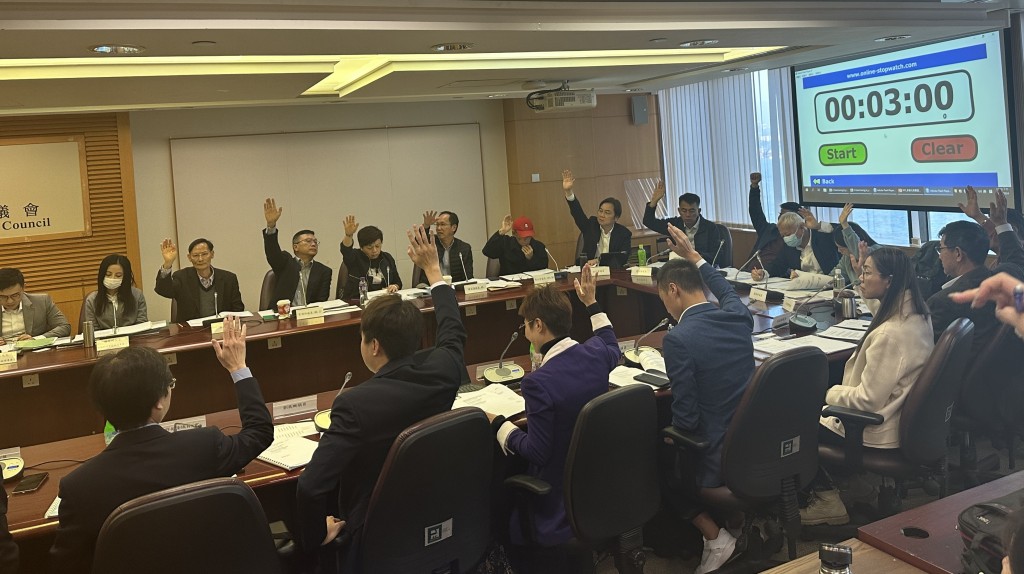 離島民政事務處計劃於新春期間舉辦園遊會活動，包括元宵市集、「粉然心動」許願樹「打卡」裝置等。