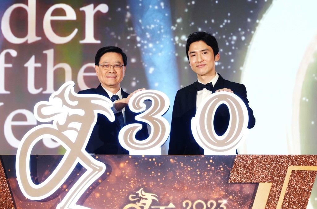 特首李家超和星島新聞集團主席蔡加讚在香港會場主持揭幕儀式。
