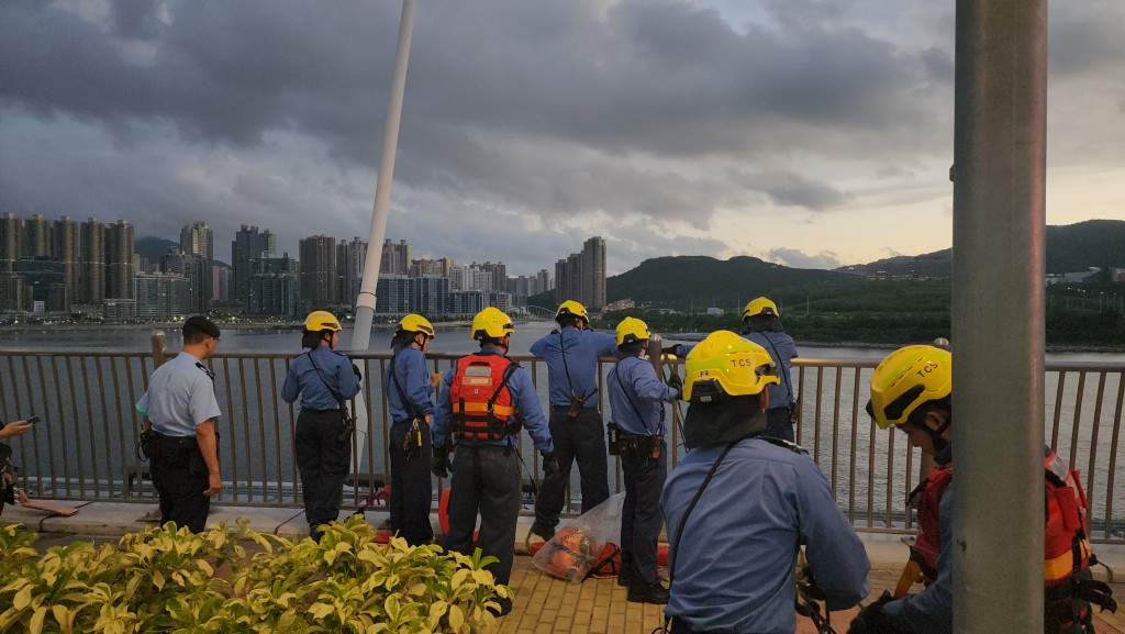 消防員在現場搜索。黎志偉攝