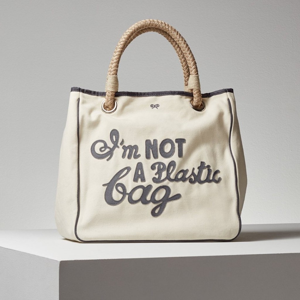 Anya Hindmarch 2007 年推出的「I'm Not a Plastic Bag」帆布袋於國際盛名（圖片來源：Facebook@AnyaHindmarch）