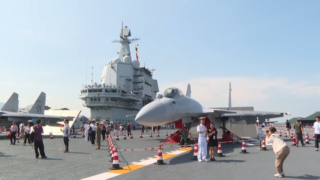 參觀的市民忙於在甲板上與官兵及戰機打卡。