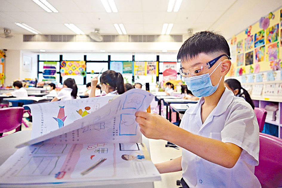 圣公会圣雅各小学昨全面恢复半天实体课，不少学生能与同学及教师互动，表现兴奋。