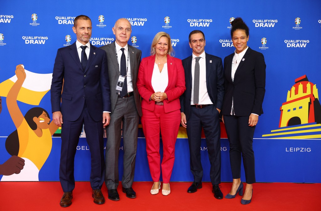 德國足總主席諾伊恩多夫(左二)批評國際足協漠視人權。Reuters