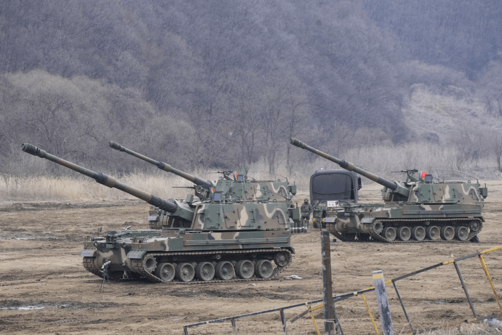 南韩士兵在靠近北韩边境的坡州市部署的K-9 自行榴弹炮。 美联社