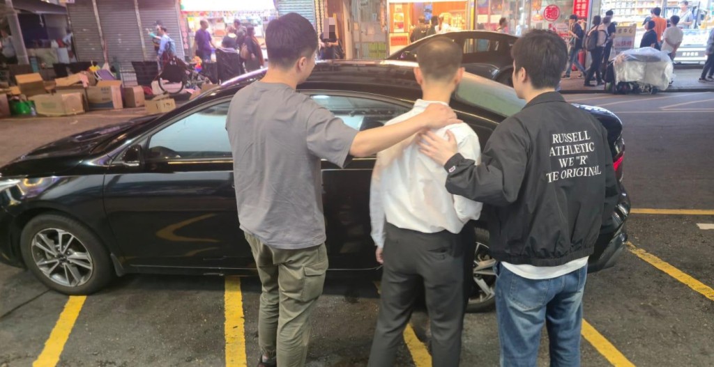 一名52岁姓罗男子涉嫌阻碍公职人员执行职务及普通袭击被捕。警方提供