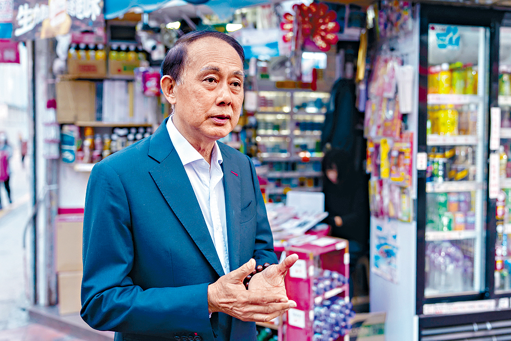 香港報販協會主席林長富指加煙稅後不是「少人吸煙」,而是令消費者轉向更便宜的白牌煙、走私煙,令守法小商販生意大跌。 香港報販協會主席林長富指加煙稅後不是「少人吸煙」,而是令消費者轉向更便宜的白牌煙、走私煙,令守法小商販生意大跌。