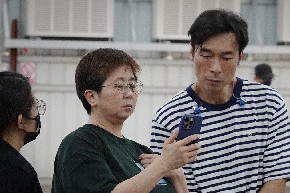 許志安叮嚀歌迷記熟歌詞,準備大合唱。 許志安叮嚀歌迷記熟歌詞,準備大合唱。