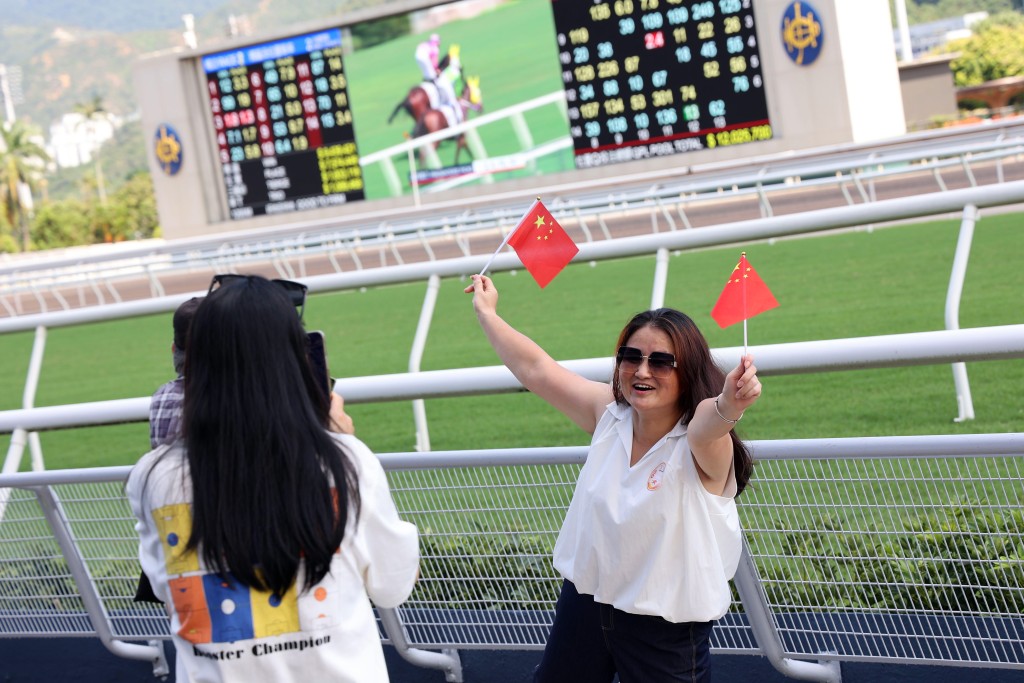 超過13,000名遊客入場觀看國慶賽馬日，共賀國慶並一同參與世界級賽馬、體育及娛樂盛事。馬會圖片