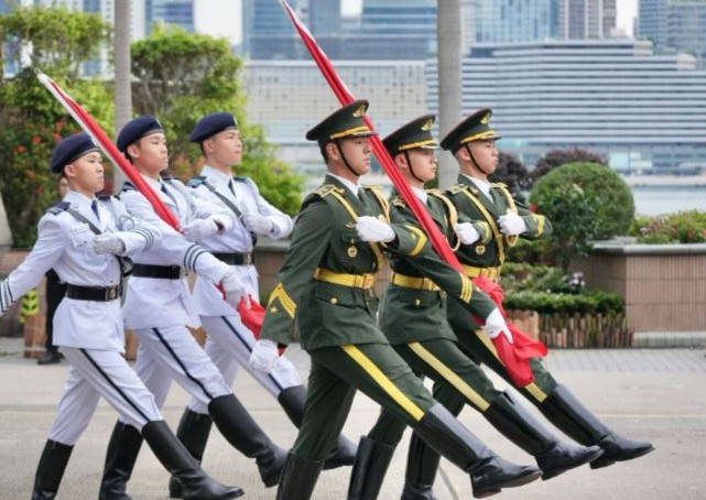 22位入境事務處青少年領袖團(IDYL)步操隊隊員今早( 4日 )聯同其他青少年制服團隊成員齊集於金紫荊廣場，參與五四升旗禮。