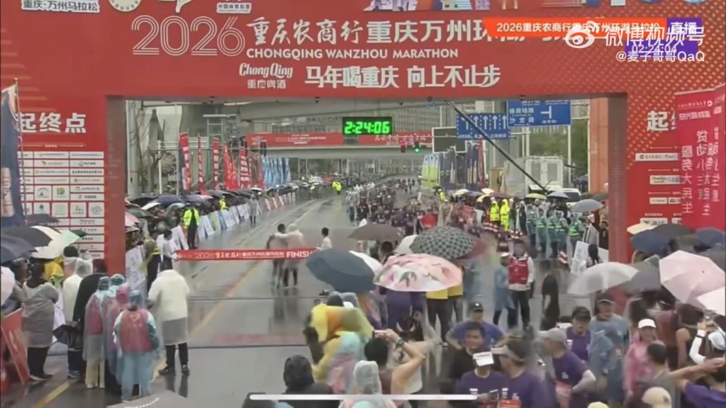 冠军选手重新冲线。微博@麦子哥哥QaQ