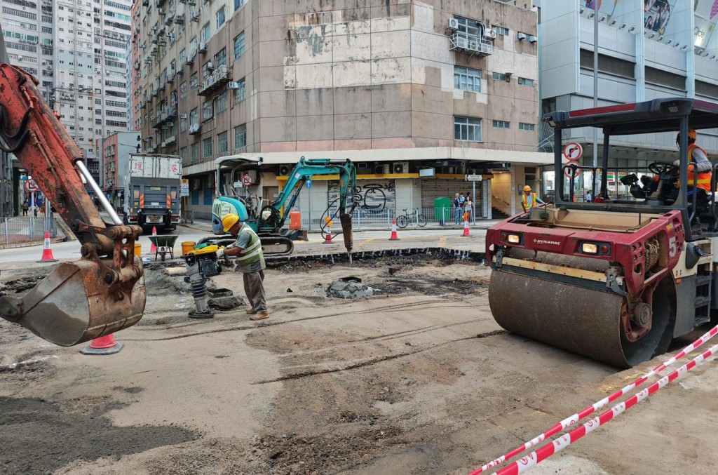 工程团队正进行路面修复工程，以尽快恢复杨屋道的行车。fb「滴惜仔」图片