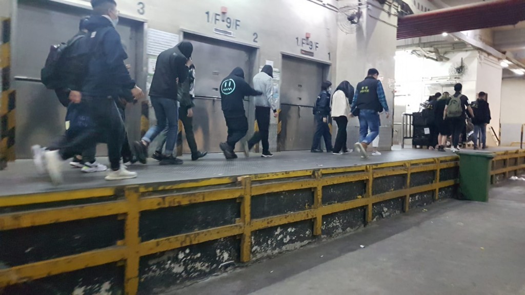 警方搗破荃灣柴灣角街一工廈派對房間。警方圖片