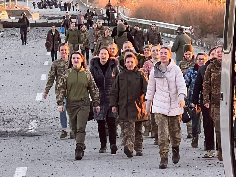 獲釋返回烏克蘭的女子中，其中96人是女兵，另有12名平民。路透社