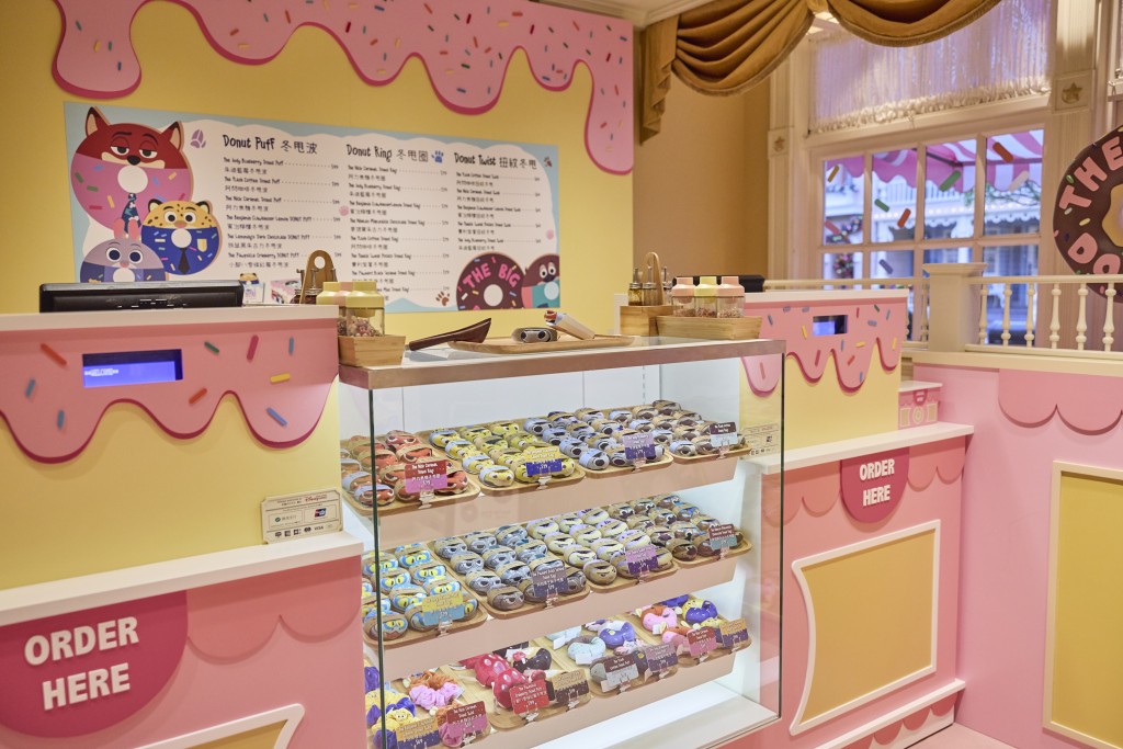 美國小鎮大街百貨店內還新設全新「冬甩店」,店內散發陣陣甜點麵包香,有一系列冬甩造型的主題商品。(圖片來源:香港迪士尼樂園) 美國小鎮大街百貨店內還新設全新「冬甩店」,店內散發陣陣甜點麵包香,有一系列冬甩造型的主題商品。(圖片來源:香港迪士尼樂園)