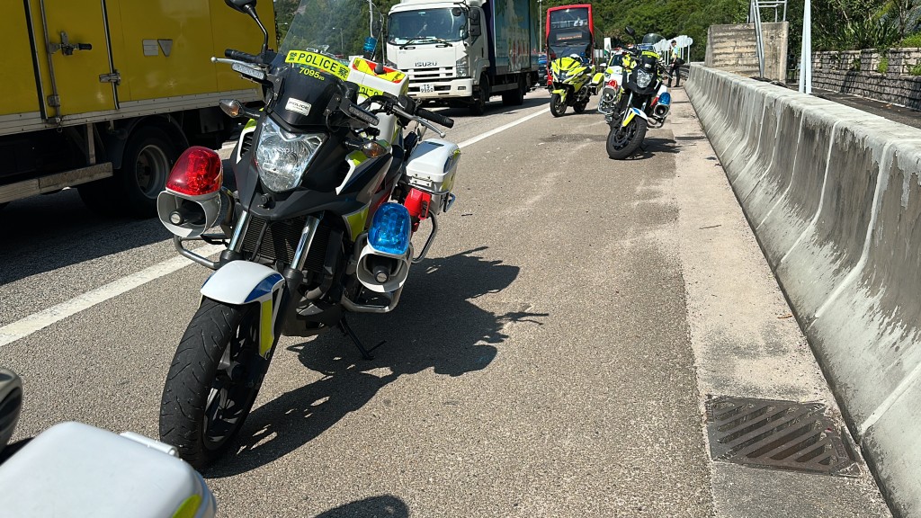 兩部警察電單車輕微損毀。