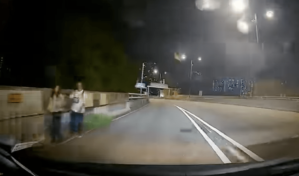 車輛駛過3人後,乘客仍大惑不解,追問:「邊度走出嚟㗎?」Threads@Fishwith.kyu 車輛駛過3人後,乘客仍大惑不解,追問:「邊度走出嚟㗎?」Threads@Fishwith.kyu