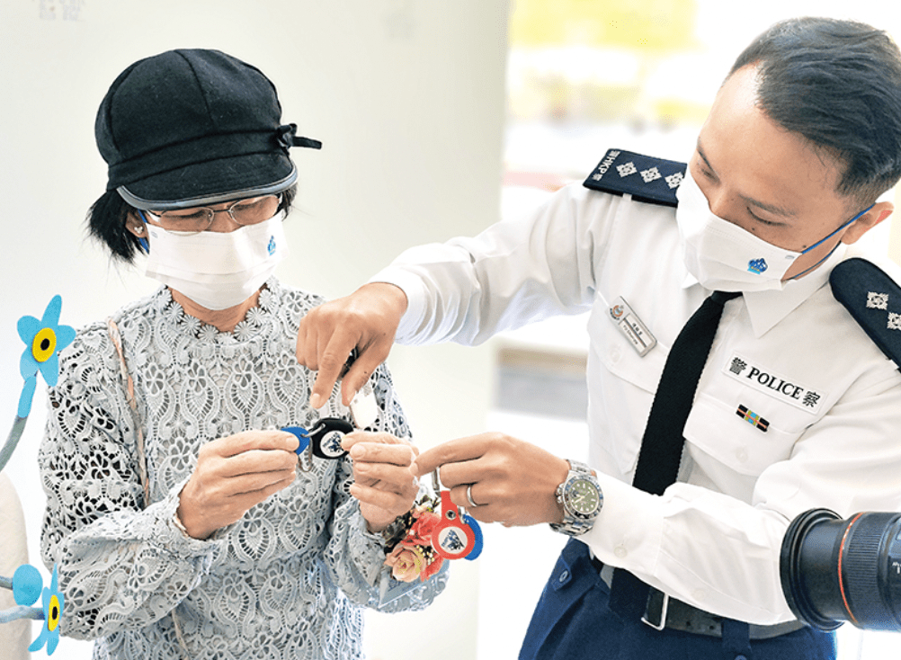 「智蹤計劃」於2022年4月推出，向認知障礙症患者及弱能人士提供可連接智能電話的定位裝置。《警聲》