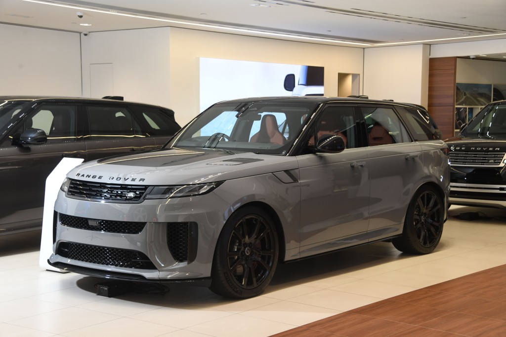 Range Rover Sport P635 SV售價HK$3,538,000起，圖中全港唯一現貨展示車連額外配件落地價為HK$3,788,000起。