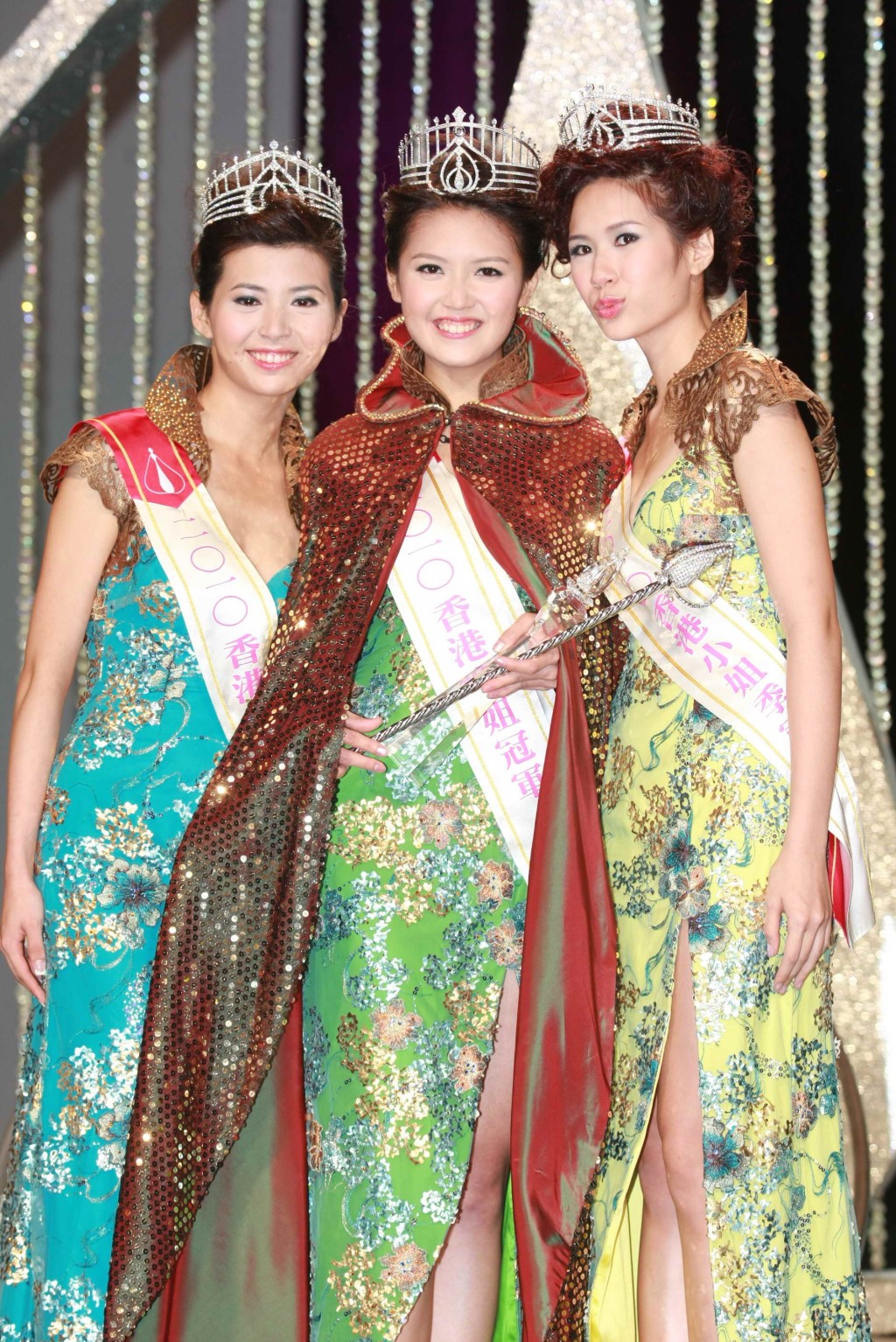 陈庭欣(中)以黑马姿态，在2010年港姐连夺「旅游大使」、「国际亲善小姐」及冠军，成3料冠军。张秀文(左)及5号庄思明(右)爆冷夺得亚、季军。