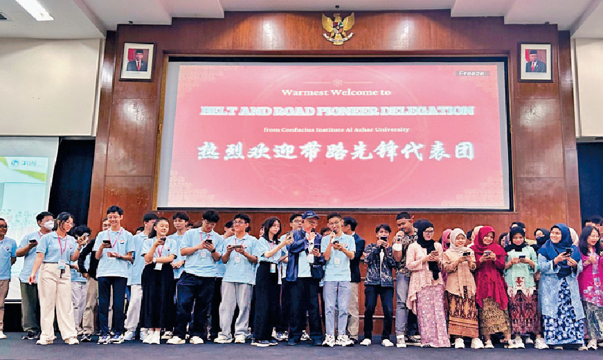 ■兩地學生亦到台上合唱共舞。