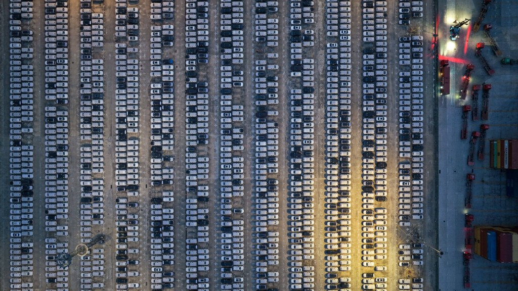 2026年4月,中国江苏省南京港,数以百计等待出口的汽车。法新社 2026年4月,中国江苏省南京港,数以百计等待出口的汽车。法新社