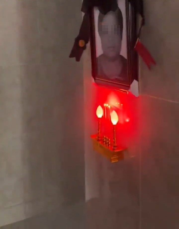 事主在走廊走上掛上婆婆遺照,抗議鄰居將鞋架阻塞通道。搜狐「千里眼」 事主在走廊走上掛上婆婆遺照,抗議鄰居將鞋架阻塞通道。搜狐「千里眼」