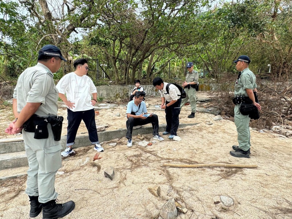 各部門在西貢碼頭及橋咀洲派發單張。環境及生態局FB