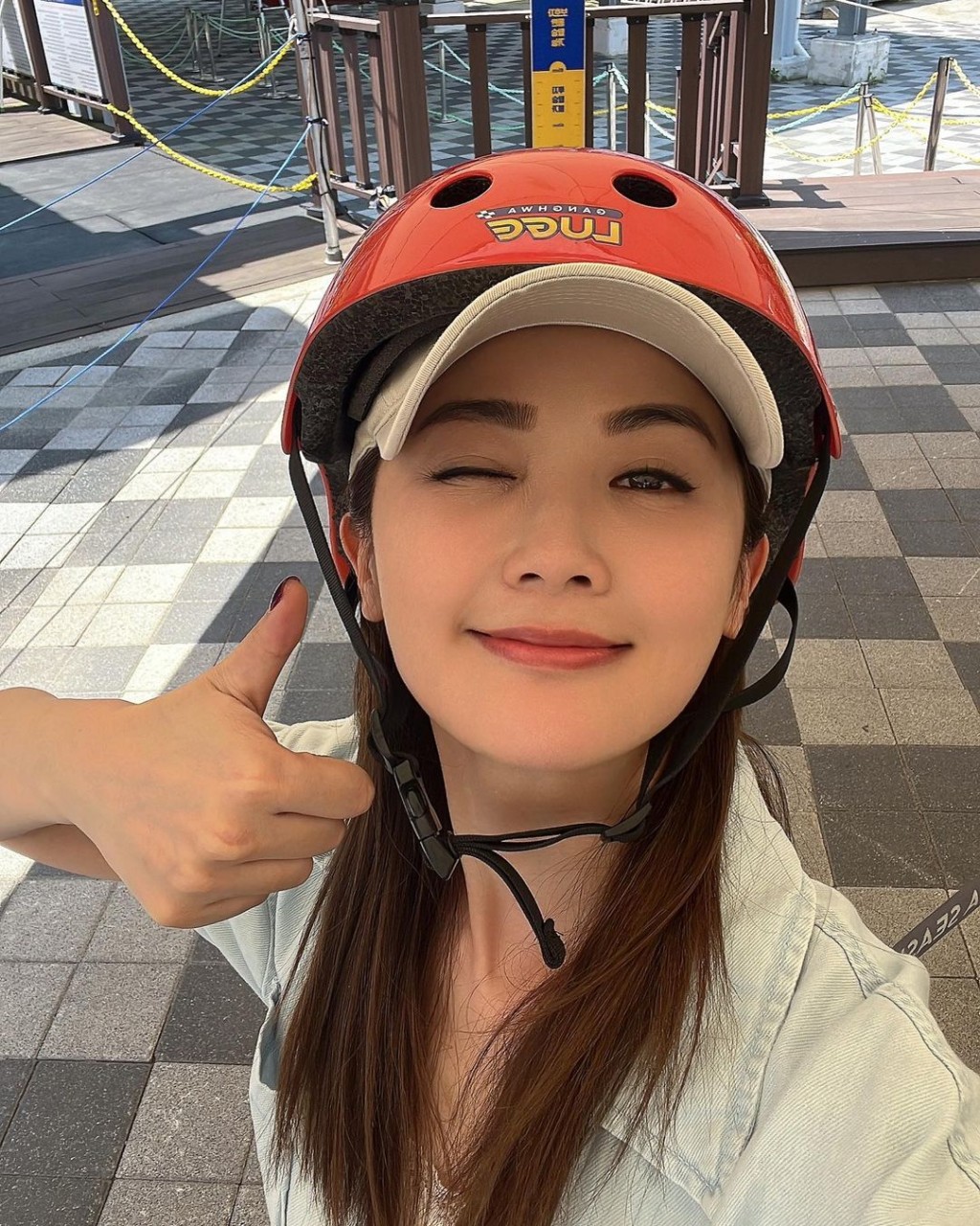 蔡卓妍貼出戴頭盔自拍。