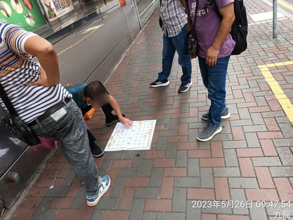 有騙徒在紅磡廣場外擺棋局。網上圖片