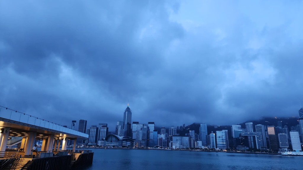 本港地區今日大致多雲,有幾陣驟雨。黎志偉攝 本港地區今日大致多雲,有幾陣驟雨。黎志偉攝