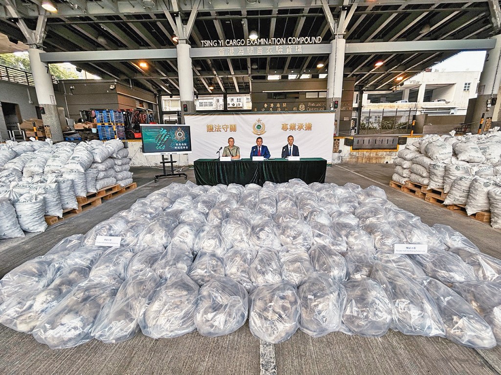 海關破獲有紀錄以來最大宗販運固態冰毒案，檢獲1.1噸冰毒，估計市值6.4億。 