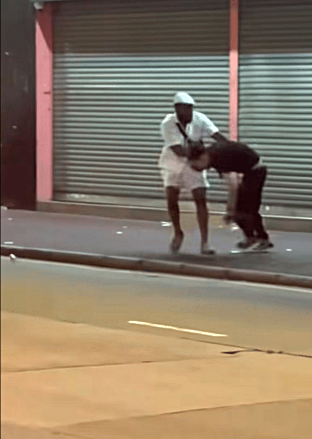 兩名男子在長沙灣街頭拉扯。fb：車cam L（香港群組）