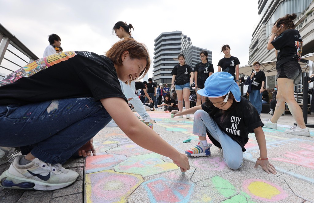 本地藝術家Bao Ho(左) 與參加者一同創作，體驗創作街頭藝術的樂趣。