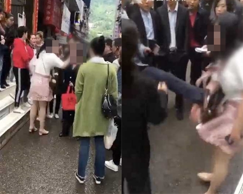 四川一名女子當街掌摑母親。 網上圖片