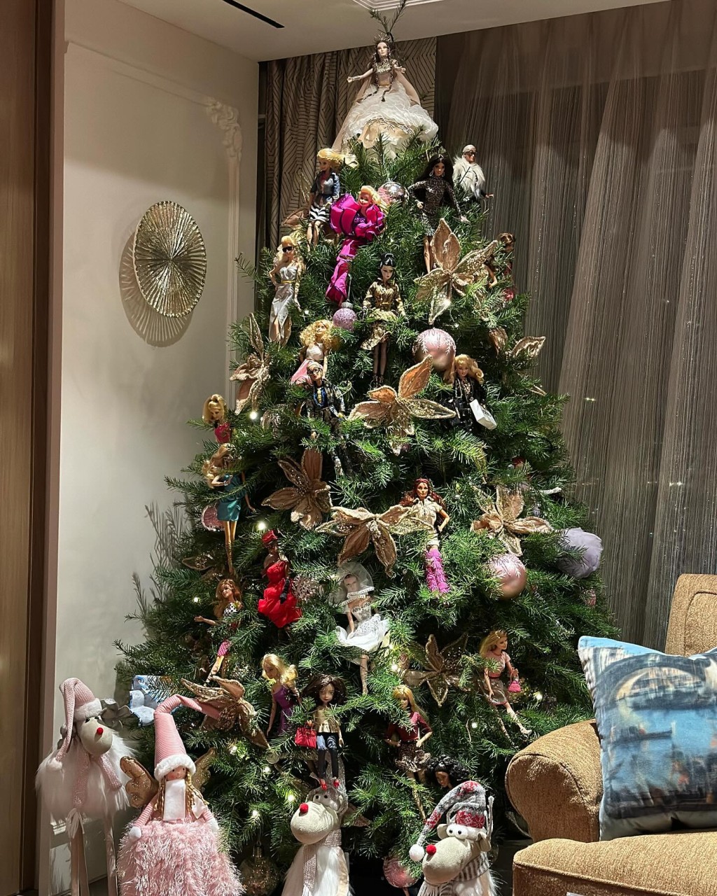 顧紀筠今年用特別版Barbie為聖誕樹佈置。