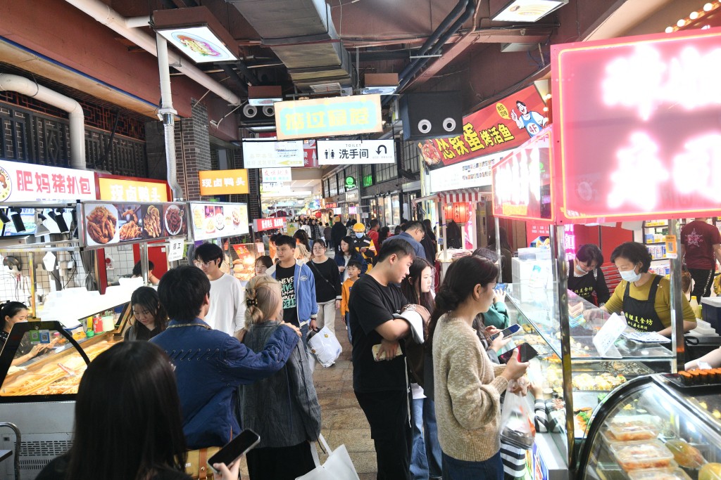 百花時代廣場美食街有大量特色小食,吸引不少本地人和港人前來。 盧江球攝 百花時代廣場美食街有大量特色小食,吸引不少本地人和港人前來。 盧江球攝