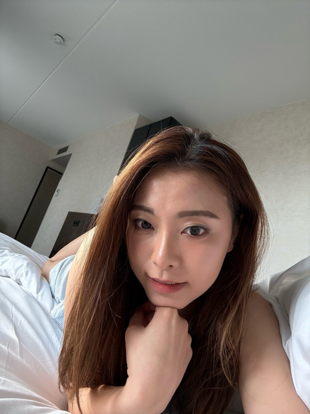 俞可程在酒店房間以不同角度自拍。 俞可程在酒店房間以不同角度自拍。
