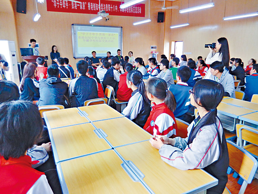 黄晶榕指，学校在疫情前经常安排学生到内地交流考察。图为创知学生到访贵阳一所中学进行交流。