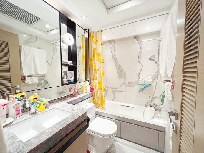 浴室配置双面镜柜及盆下柜，方便日常洗漱用品。