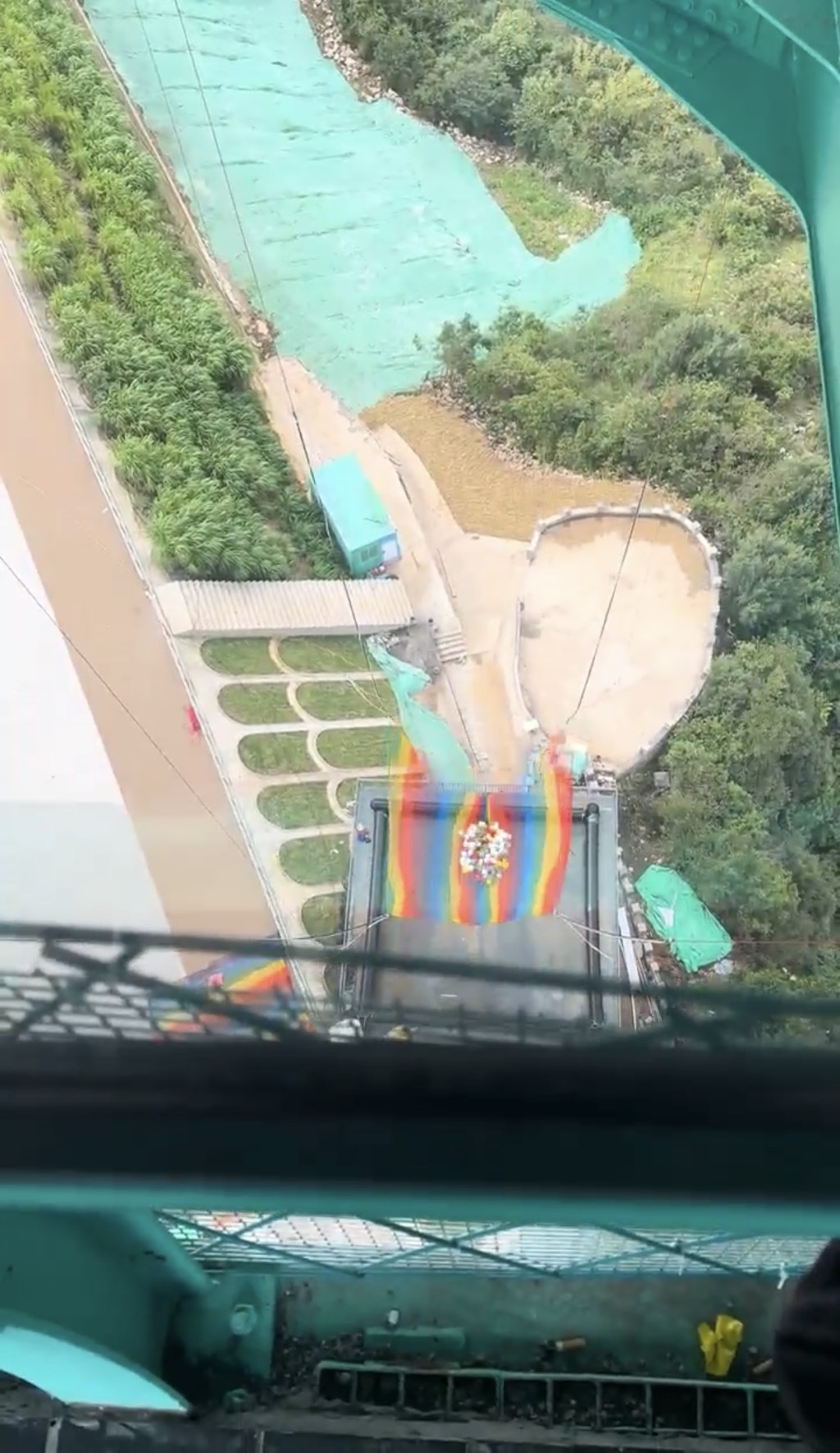 貴州花江峽谷大橋推「無繩笨豬跳」 。抖音@花江峽谷大橋蹦極 貴州花江峽谷大橋推「無繩笨豬跳」 。抖音@花江峽谷大橋蹦極