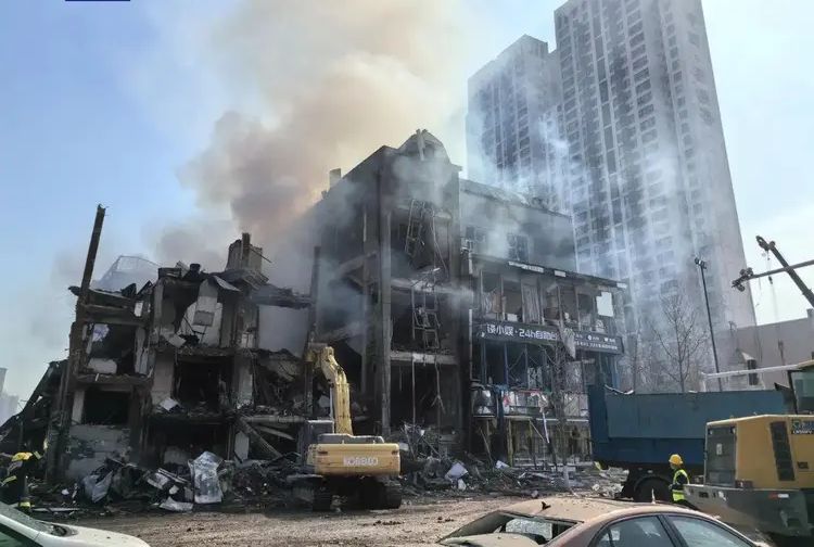 事发建筑物几乎被炸得全毁。 央视截图