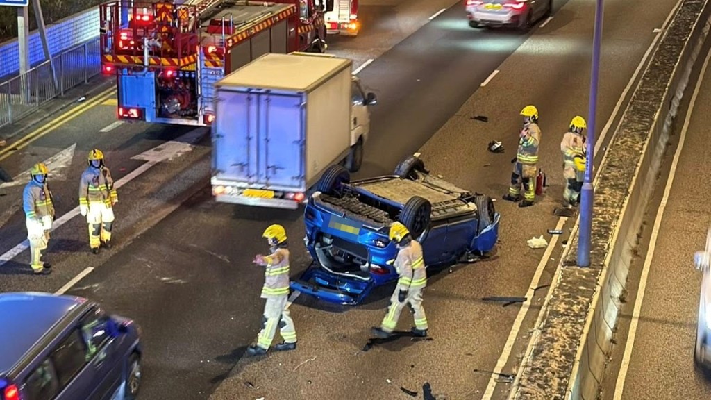 消防到場處理車禍。FB:Alan Mak@車Cam L(香港群組) 消防到場處理車禍。FB:Alan Mak@車Cam L(香港群組)