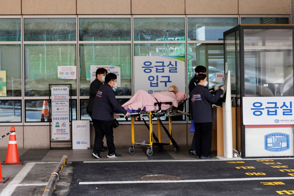 由於實習醫生集體罷工，首爾5大主要醫院手術量減少達50％。路透社
